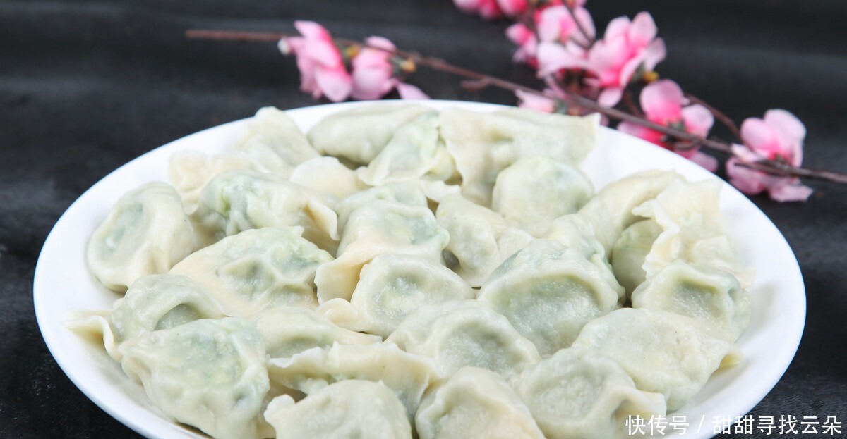 春天包韭菜饺子，调馅时牢记3不放，饺子清爽鲜美多汁，还没怪味