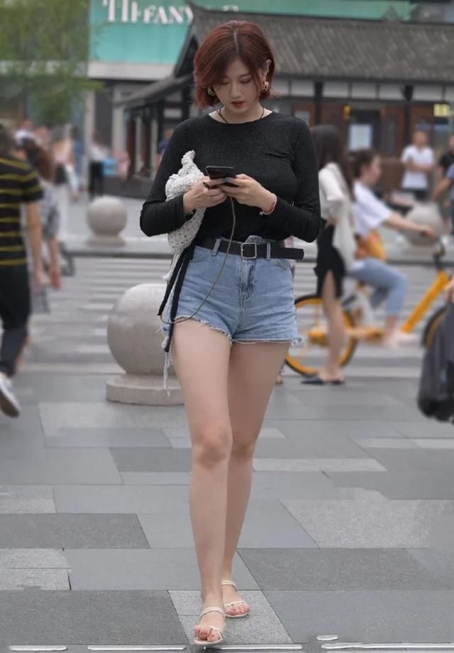 破烂|黑色长袖圆领T恤,搭配“破烂”款牛仔裤,穿出优雅女生的时尚美