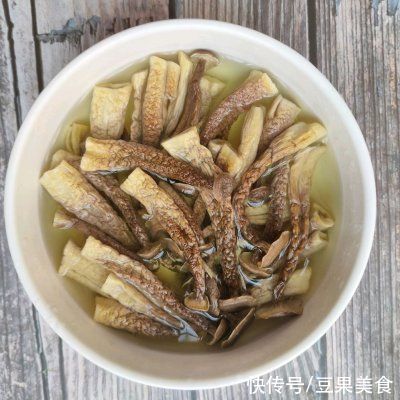 唇齿|排骨玉米菌菇汤一口下肚，唇齿留香