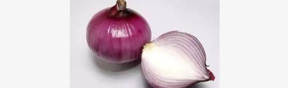 不要小瞧洋葱了，洋葱的营养功效极高，常吃对身体有几大好处