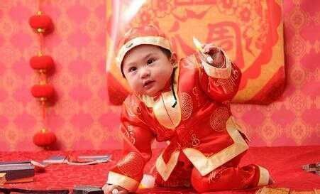 儿子|儿子“抓周”,孩子径直爬向这东西,奶奶这下可完了