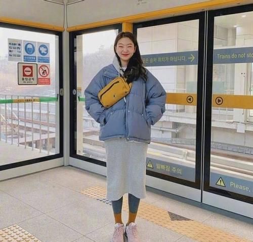 小黑裤大势已去,今年流行“小棉服+裙子”,照着穿美翻朋友圈啦