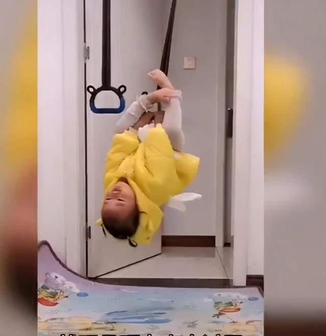曦曦|1岁萌娃玩吊环单杠动作熟练,医生却看不下去了...