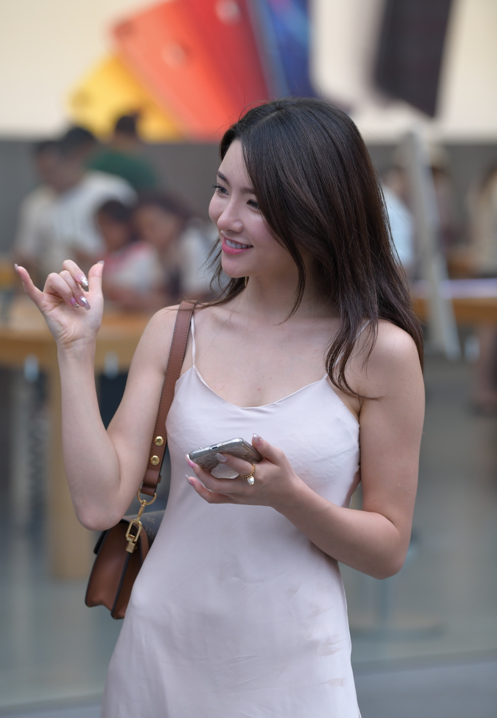 美女街拍:近肤色吊带裙真亮眼,搭配“透明酒杯鞋”,乍一看以为是“贵妇”