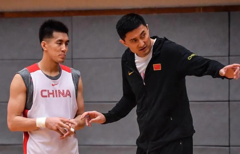 中国男篮|球员百态，男篮回国亮相，郭艾伦晒美食并感谢杜峰，阿布忙训练