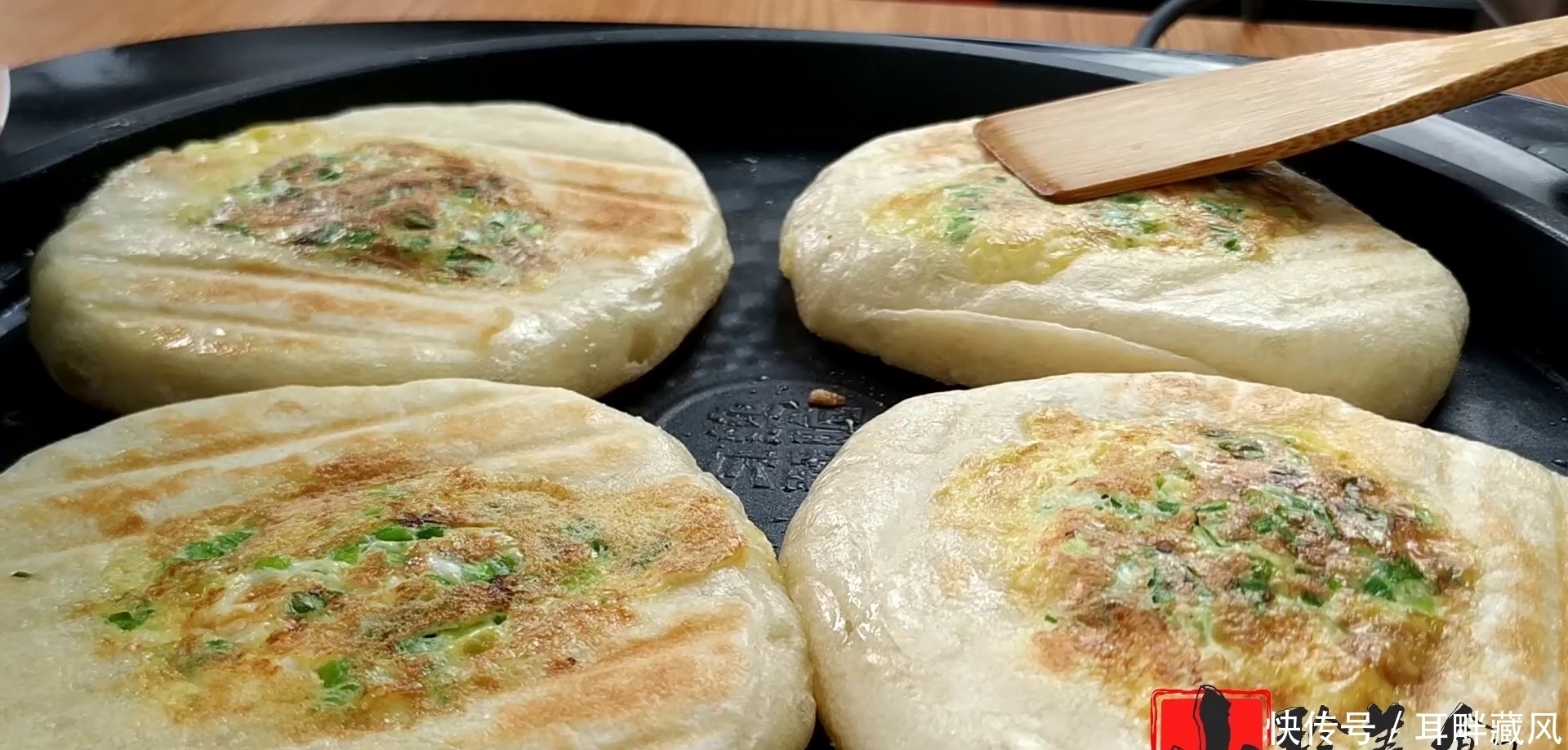 鸡蛋发面饼的家常做法，蓬松暄软，口感鲜香，一大盘不够吃，解馋