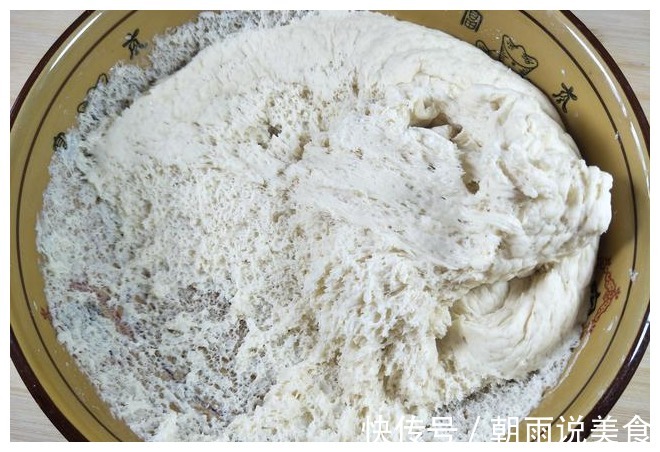 蒸包子除了放酵母粉以外，再多放入1样食材，包子暄软有弹力，香