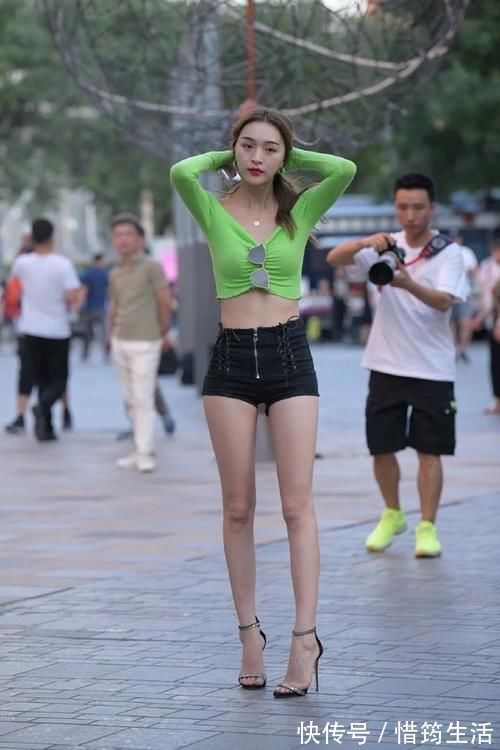 穿搭|南方的清凉穿搭,露脐装与“超短裤”的搭配,真的是谁穿谁好看!