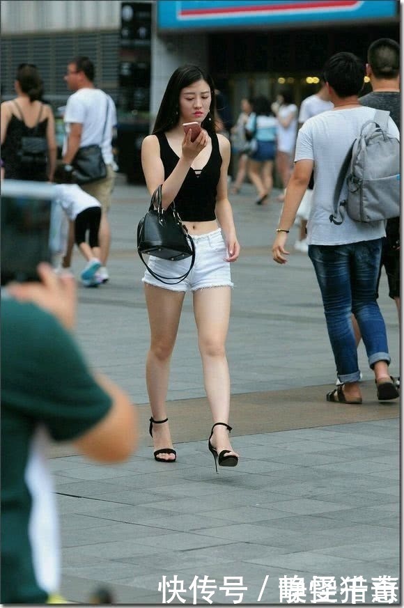 街拍美女:辣妈玩转“承上启下”的搭配原则,美成了街头的风景线
