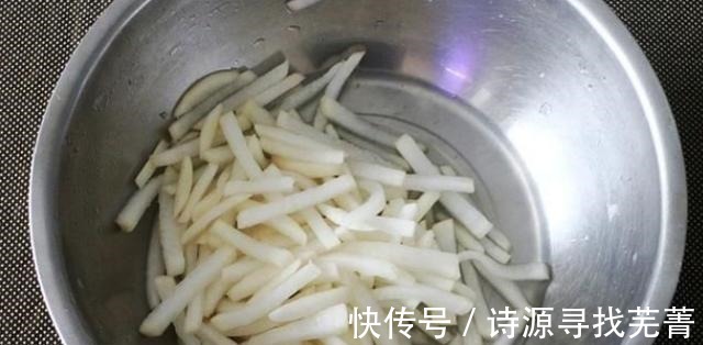 教你一种腌萝卜条的做法,腌2个小时就能吃,酸甜微辣,口感脆爽!