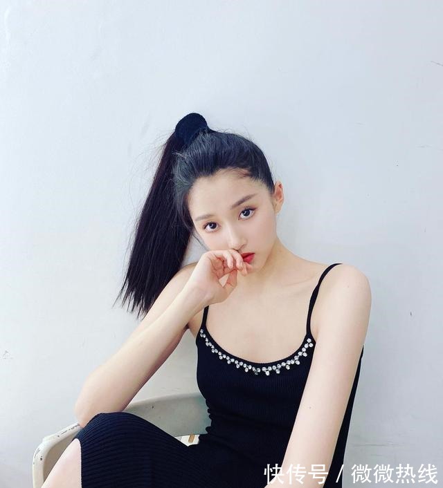 满身|关晓彤才是真正的“漫画腿”,穿抹胸黑色蛋糕裙,尽显超模范十足!