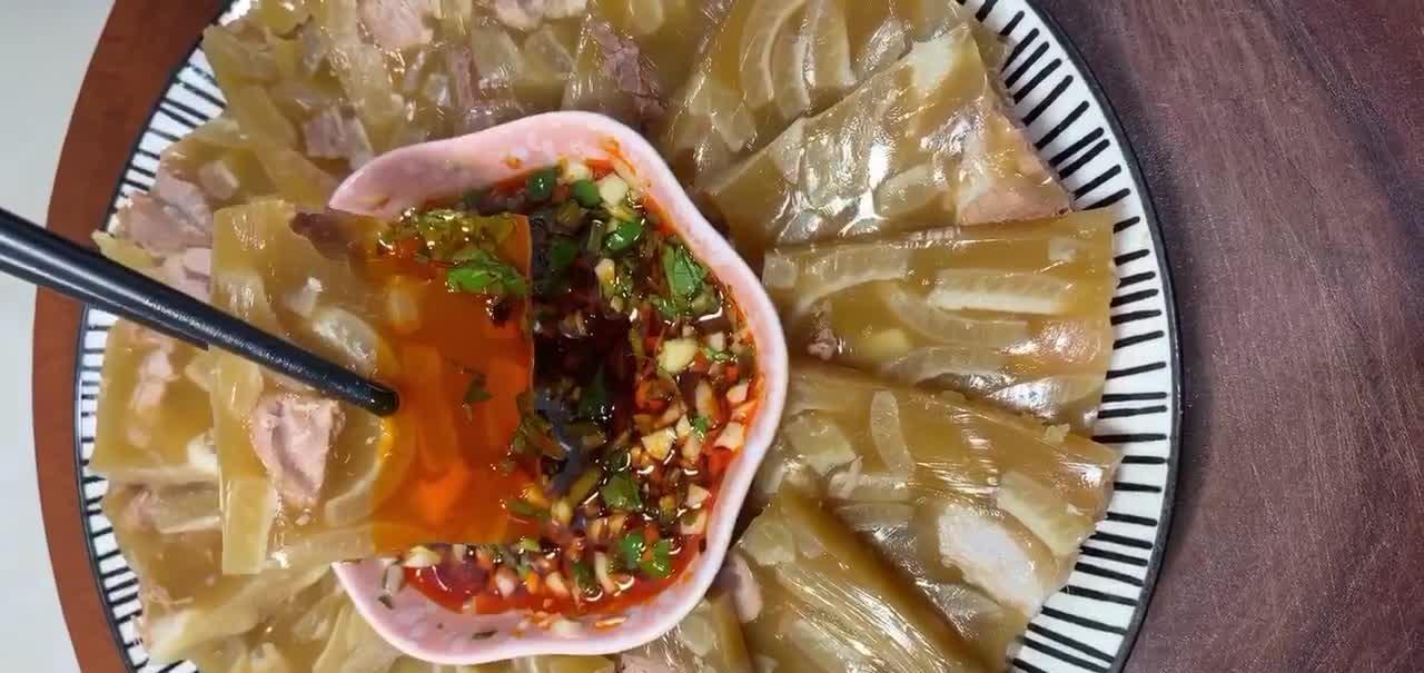 自制猪皮冻,原汁原味不加任何添加剂,外表晶莹剔透Q弹嫩滑