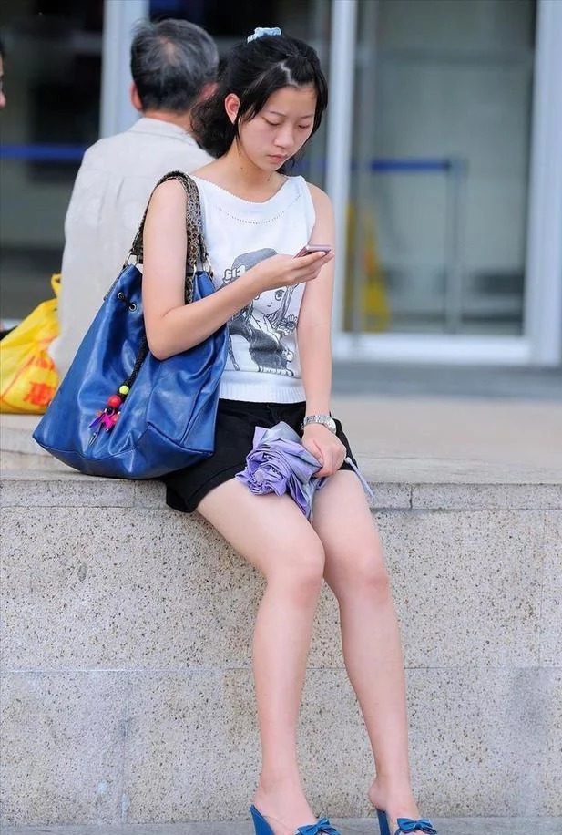 街拍:身穿长裙的小姐姐,身材没得说,是吸睛