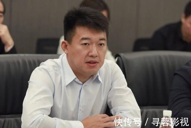 杨惠妍|妻子坐拥30万多亩地，还手握近2千亿现金，他每天负责到处做慈善