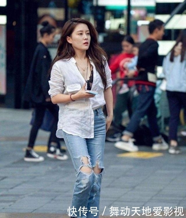 展现|美女穿了一条黑色的连衣裙,展现了自己纤细的长腿