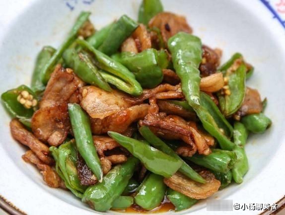 辣椒炒肉，先炒辣椒还是先炒肉？奶奶教我这样做，肉片滑嫩还入味