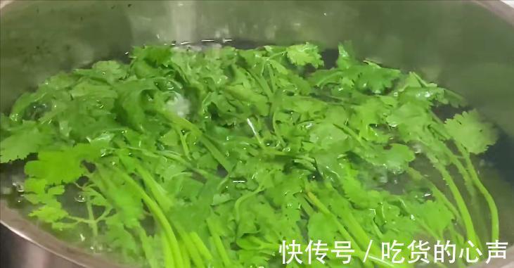 大爷|香菜吃不完怎么办？卖菜大爷教你2个土方法，放上一个月依然翠绿