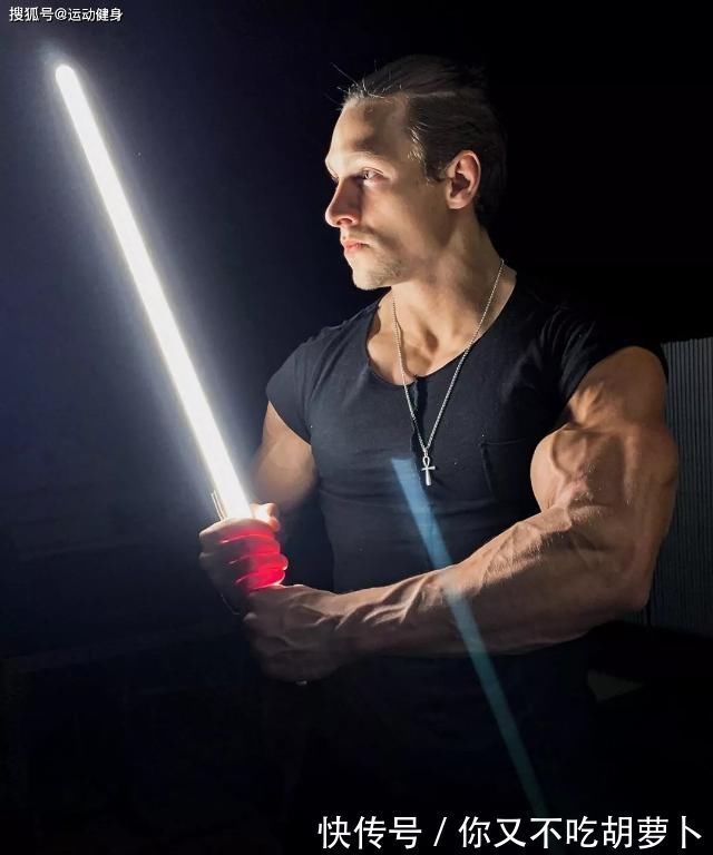 撸铁|臂围45cm,二头肌似小山包的猛汉奶爸,还自带肌肉抽筋绝活