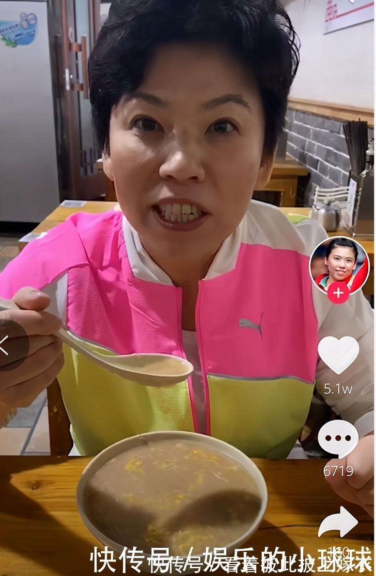世界冠军|邓亚萍近况曝光超朴素!啃鸡爪直接用手接骨头,回归田园醉心种菜