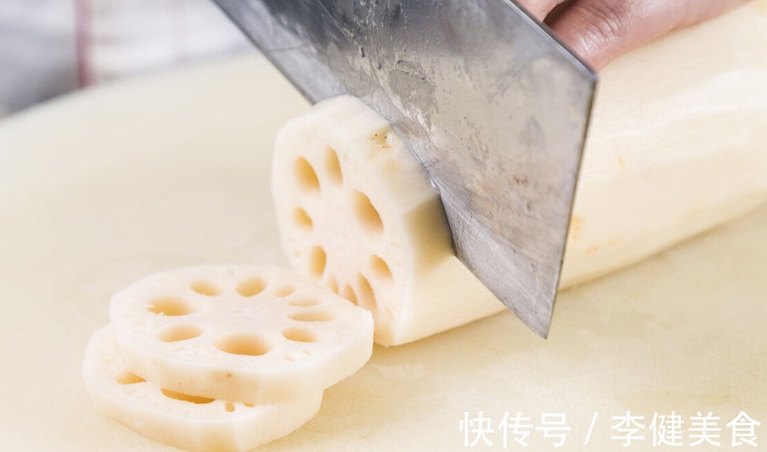 凉拌菜|做凉拌藕片,为啥一焯水就变黑大厨给你支两招,藕片洁白又脆嫩