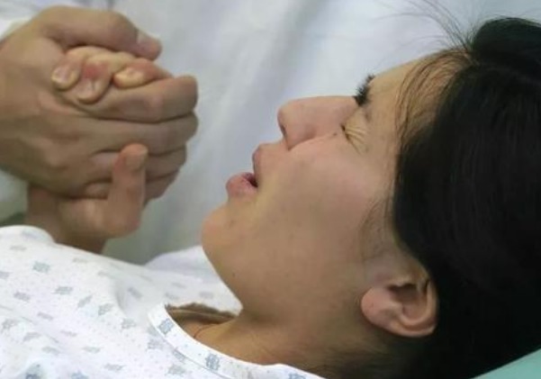 宝宝|产妇难产大出血,才出生的婴儿流泪亲吻妈妈嘴唇,所有医生都哭了