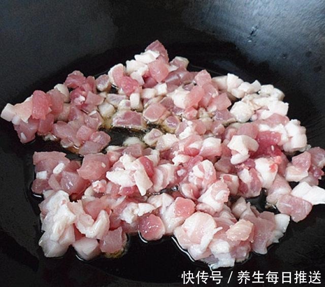 蘑菇肉丁炸酱面,炸酱面没人不爱吃吧