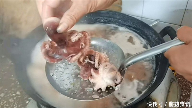正确做法|“八爪鱼”一煮就老,很多人错了,海边人教你正确做法,清脆鲜嫩