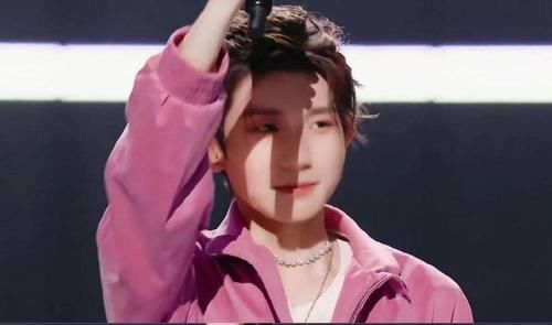 明日之子|《明5》导师秀终开启,王源首唱新歌光芒四射,站后台依旧引关注