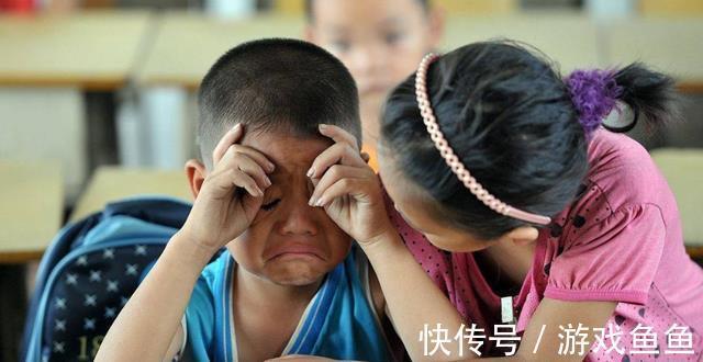 这句话|少年举刀伤人,只因受欺负后爸爸说的这句话,很多家庭也爱这么说