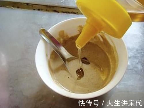 小哥|调芝麻酱时,最忌直接加水调,大厨教你一个妙招,口感细腻又香浓