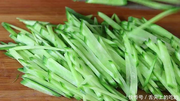 萝卜最好吃做法,不用炒不凉拌,一次3斤不够吃,给红烧肉也不换