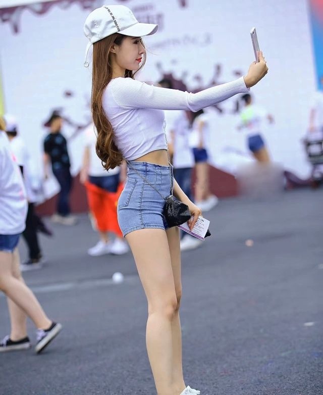 自信|街拍:美丽端庄,充满青春朝气的小美女,充满时尚自信