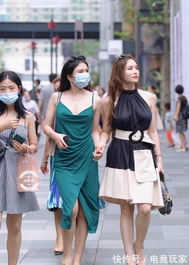 装扮 慵懒的包臀裙装扮尽优美的飘逸感,展示时尚风情,简洁干练!