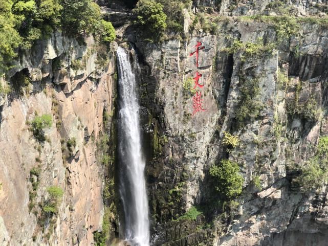 浙江宁波最有名的一座山，靠瀑布出名，一到周末游客很多去爬山