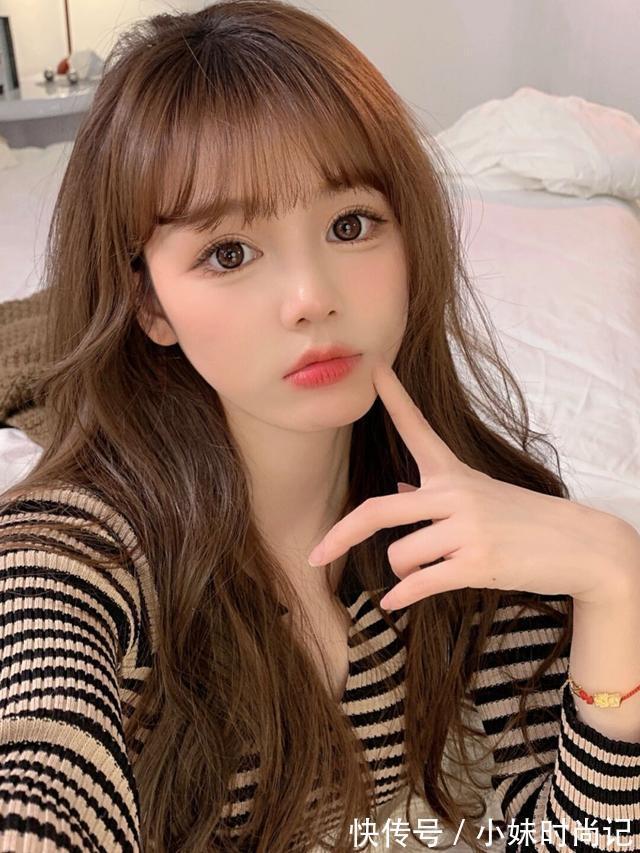 妆容|美女漂亮了穿什么都好看,V领薄款毛衣再搭配上减龄妆容,漂亮