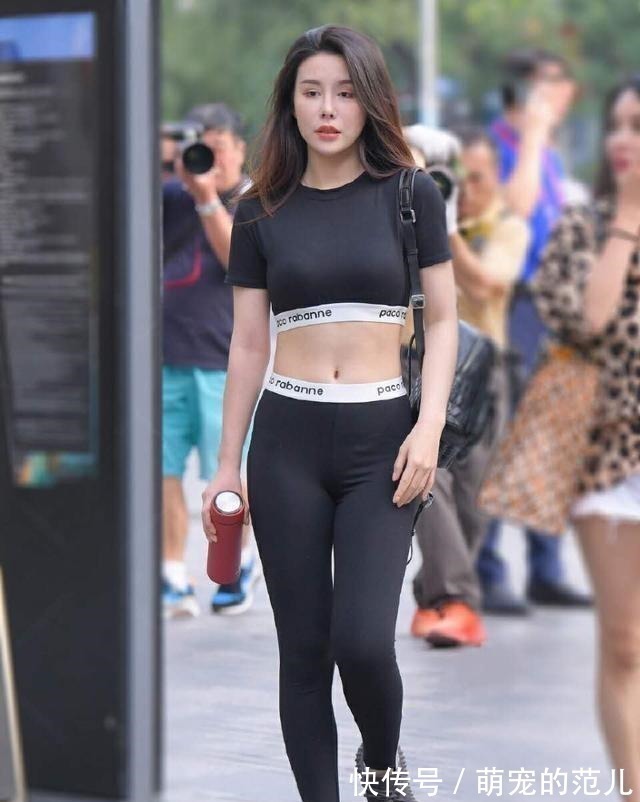 黑色字母 黑色字母低胸搭配黑色字母打底裤,搭配有很多种,职场白领上班族!