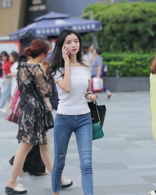 整体造型|紧身牛仔裤显青春活力，展现完美身材，让女人充满时尚气息！