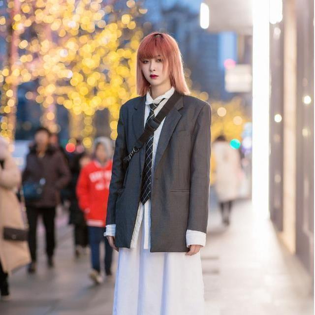 街拍|美女街拍:个性穿搭的紧身牛仔裤小姐姐,清爽可爱美丽动人