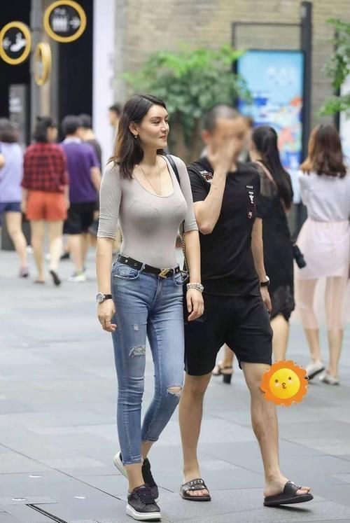 美女 紧身牛仔裤搭配紧身T恤,美女是健身教练吗,曲线太性感了