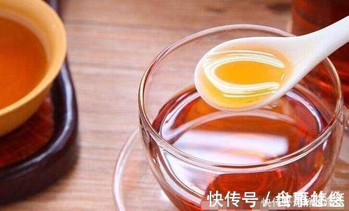 虫子|虫子飞进3岁孙女耳朵,奶奶一个举动救了孩子,医生直夸:有文化