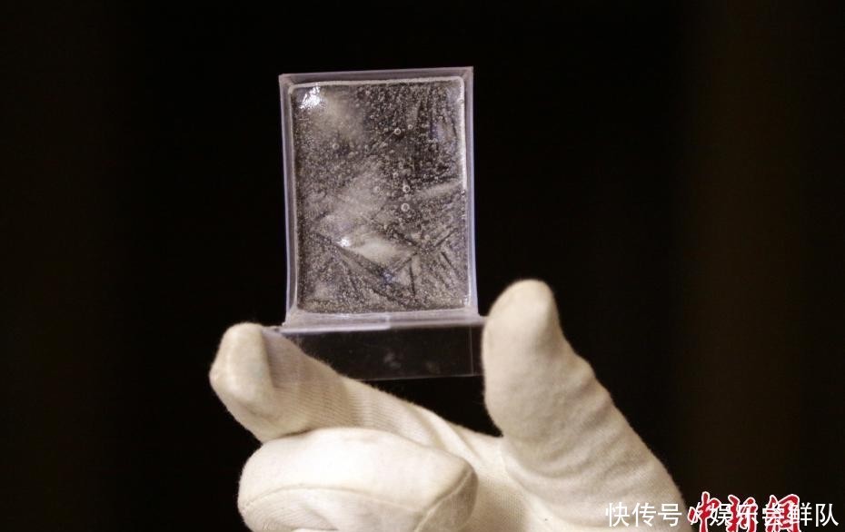 俄罗斯微雕艺术家打造“迷你冰书”