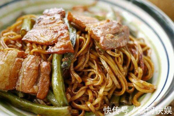 豆角|豆角焖面的家常做法，豆角嫩绿面条不粘，做法简单味道好