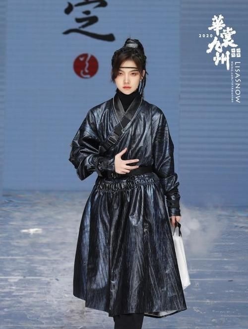 汉服@汉服与时尚结合被吐槽,模特身穿军大衣走秀,这也能被称为汉服?