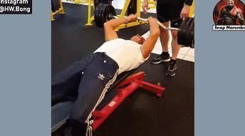 爷爷|76岁肌肉爷爷人老魅力大身边美女如云,还带小情人健身