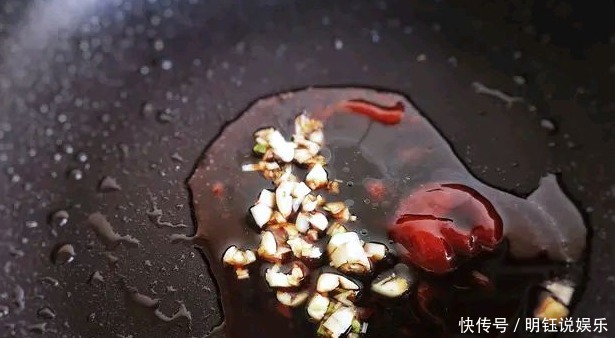 下锅|煎荷包蛋,冷油下锅还是热油下锅很多人错在这一步,难怪会粘锅