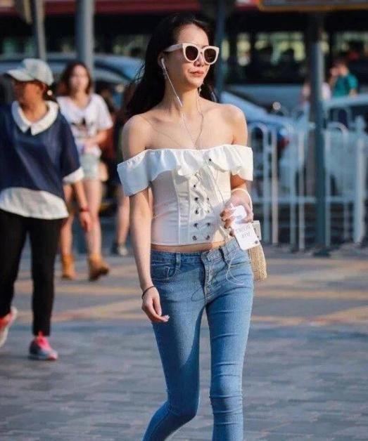 优雅气质的牛仔裤美女，穿出韩范的味道，展现青春色彩