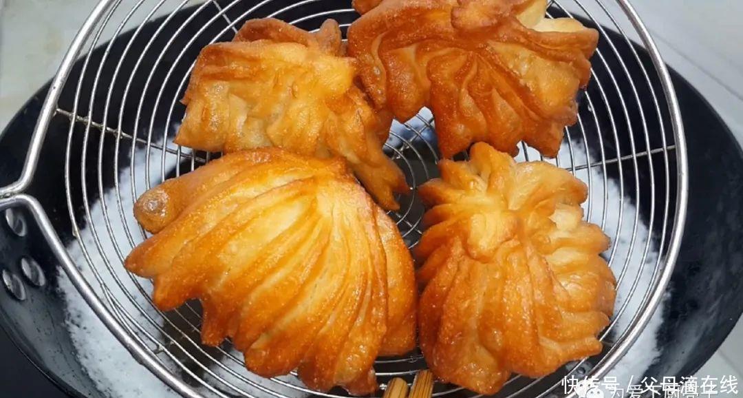 油炸小|面粉这么做才简单,锅里炸一下,既是油条又是面包,真的太香了