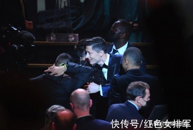 金球|萊萬(wàn)寫中文致謝中國(guó)球迷：金球第2已很感激！會(huì)尊重并向梅羅學(xué)習(xí)