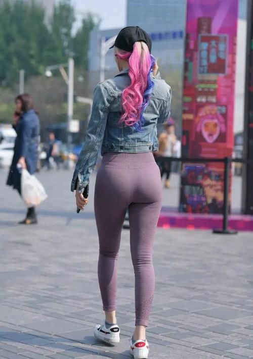 失去短裤的“辅助”,打底裤反而游刃有余,带你领略别样的穿搭