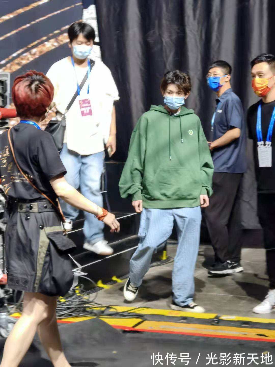 周深|大湾区音乐会彩排现场曝光：素颜王菲显老，周深反复排练